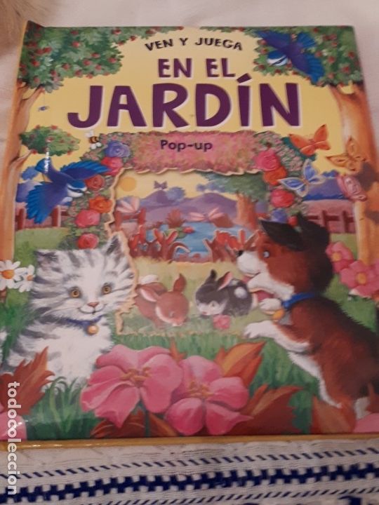 Libros antiguos: En el jard&iacute;n.  Libro pop-up - Foto 1