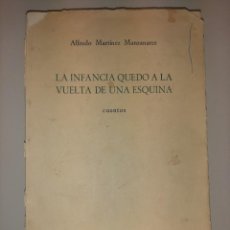 Libros antiguos: LA INFANCIA QUEDO A LA VUELTA DE UNA ESQUINA: CUENTOS. ALFREDO MARTÍNEZ MANZANARES.DEDICATORIA.1959