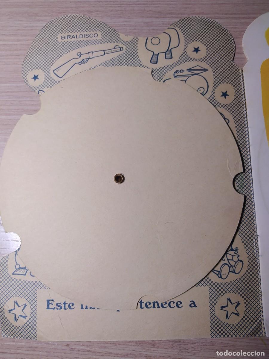 Libros antiguos: LAS VACACIONES. EDICIONES RAYLU. 1981. Con disco giratorio. - Foto 3