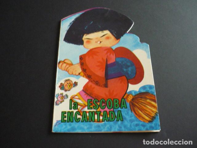 Libros antiguos: LA ESCOBA ENCANTADA CUENTO TROQUELADO - Foto 1