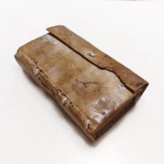 Libros antiguos: IMPERATORIS IUSTINIANI INSTITUTIONUM, LIBRI IV -TAPAS DE PERGAMINO - SIGLO S.XVII, AÑO 1695. Lote 385733274