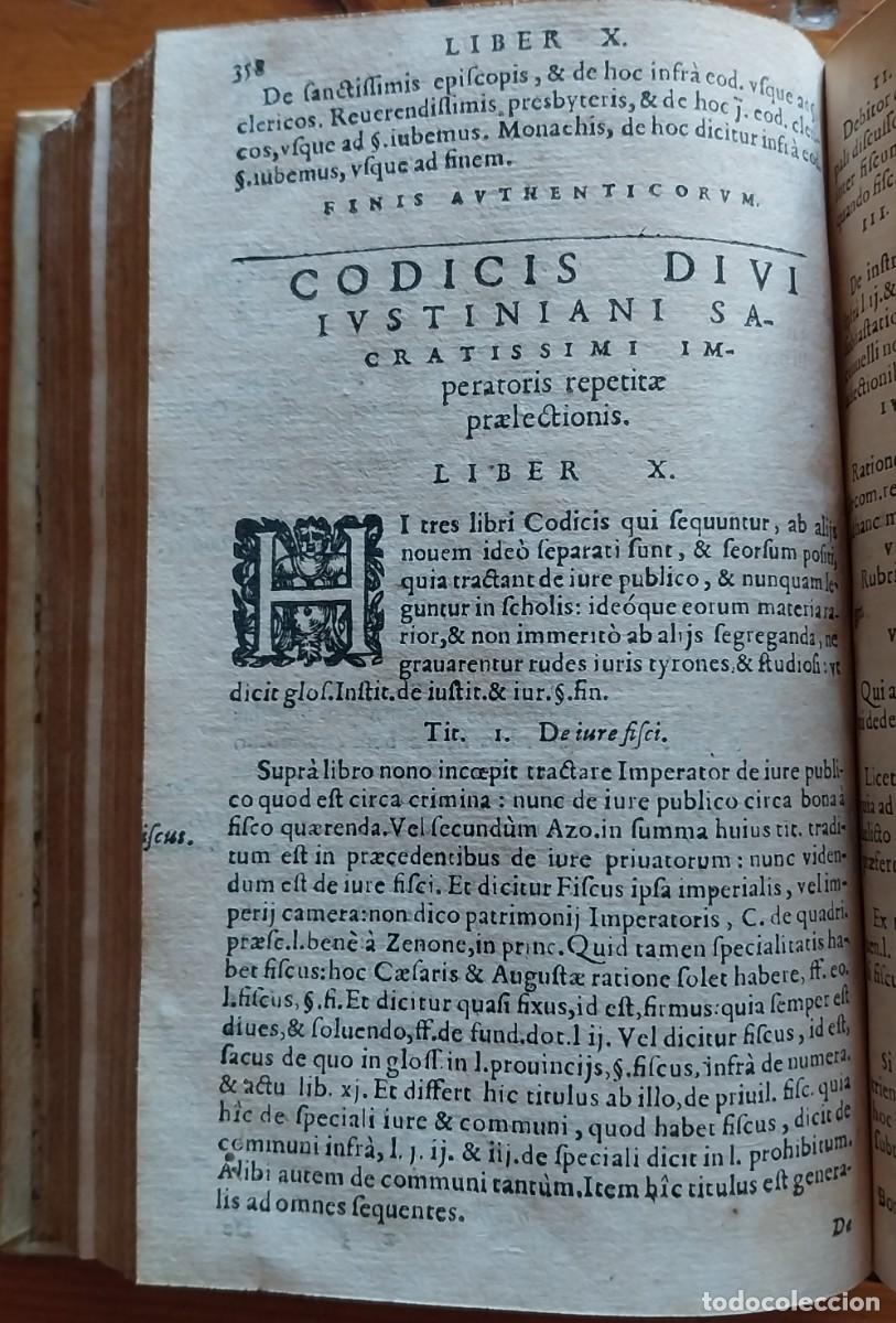 Libros antiguos: Antiguo libro de Derecho. Siglo XVI. Pergamino.