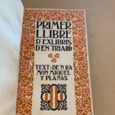 Libros antiguos: PRIMER LLIBRE D'EXLIBRIS D'EN TRIADÓ / DEDICATORIA / RAMON MIQUEL Y PLANAS. Lote 339772098