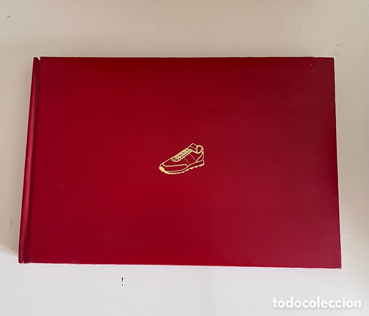 Libros antiguos: Sneakers isn&rsquo;t everthing