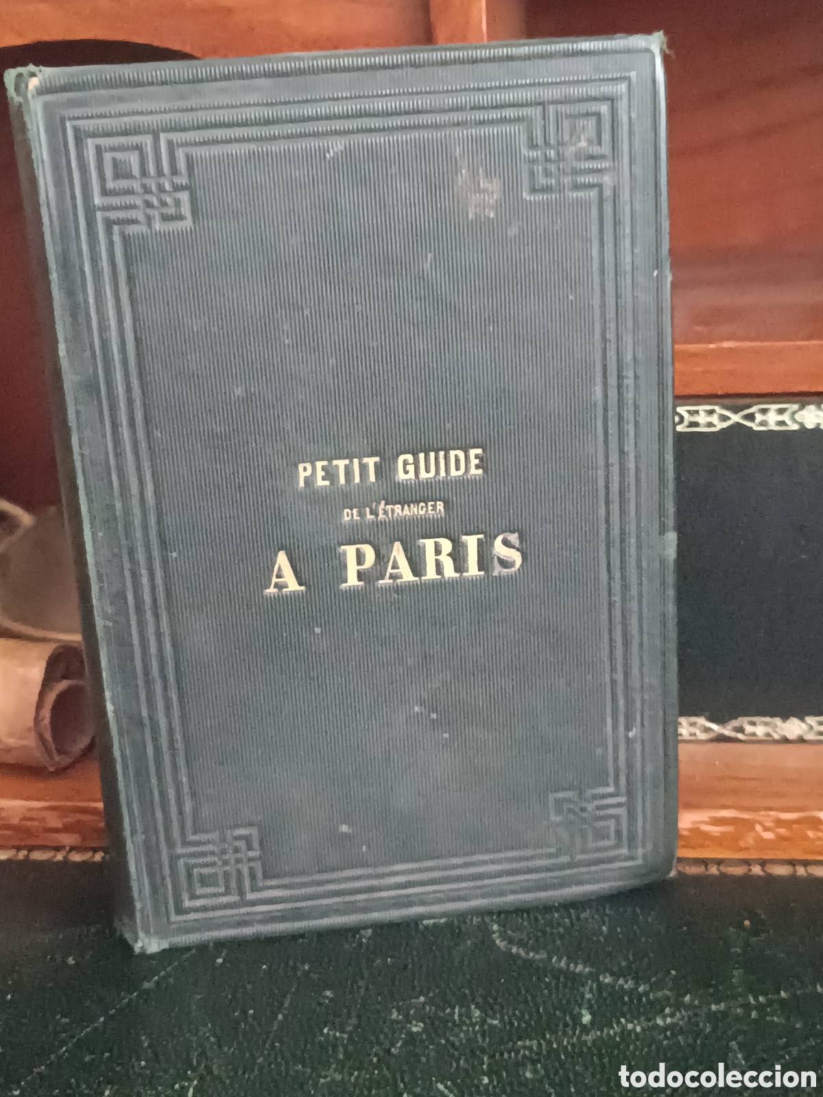 Libros antiguos: PARIS 1856. ANTIGUA GUIA DE VIAJE. PETIT GUIDE DE L'ETRANGER A PARIS. PLANO DESPLEGABLE.