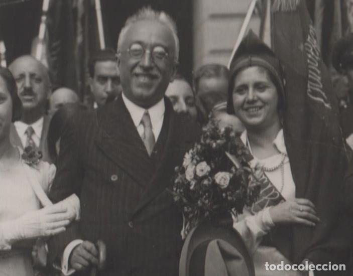 Libros antiguos: 1932 Eibar.Alcal&aacute; Zamora,Priego de Cordoba,saliendo del Ayuntamiento con eibarresas.Foto Campua