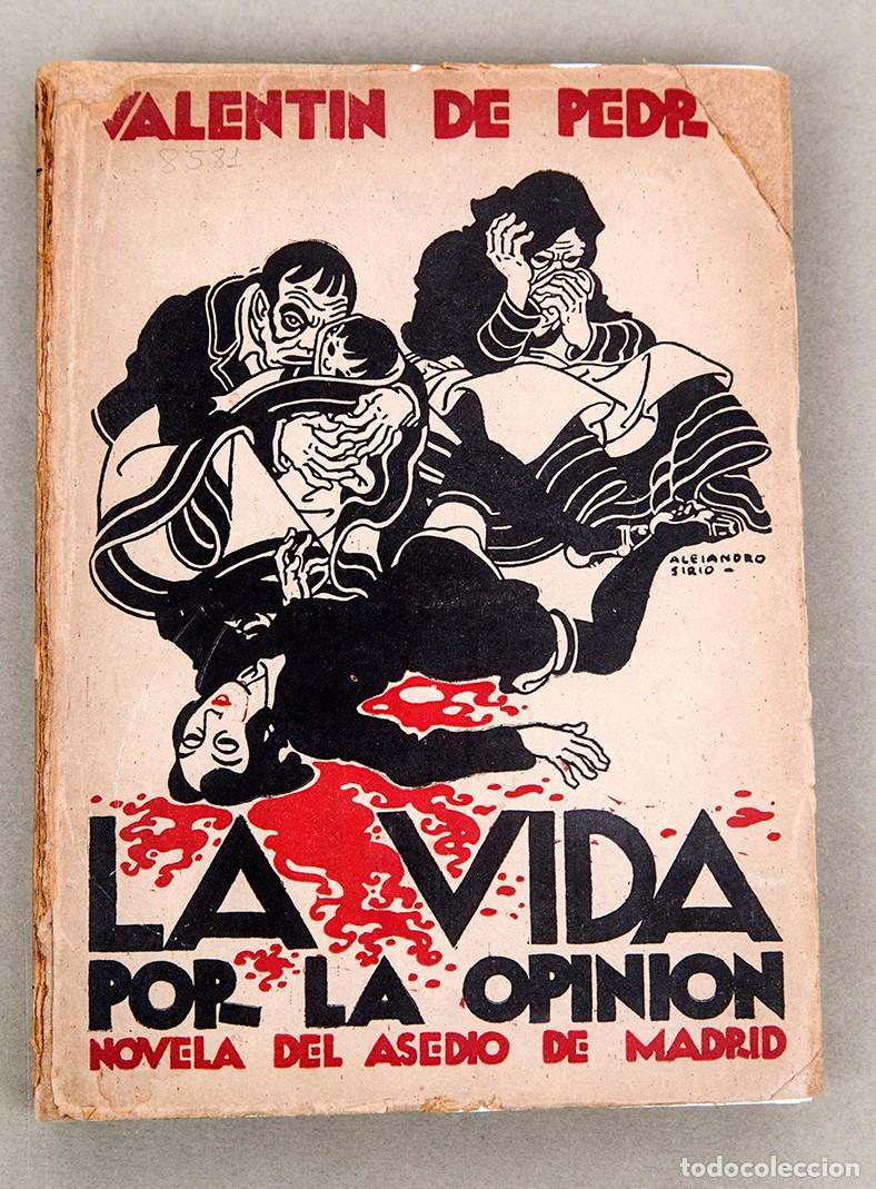 Libros antiguos: LA VIDA POR LA OPINI&Oacute;N : NOVELA DEL ASEDIO DE MADRID - BUENOS AIRES 1942 - VALENTIN DE PEDRO