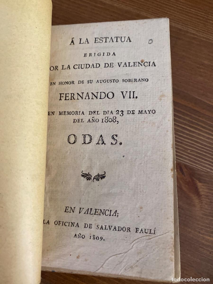 Libros antiguos: ODAS A LA ESTATUA ERIGIDA POR LA CIUDAD DE VALENCIA EN HONOR A FERNANDO VII . 1809