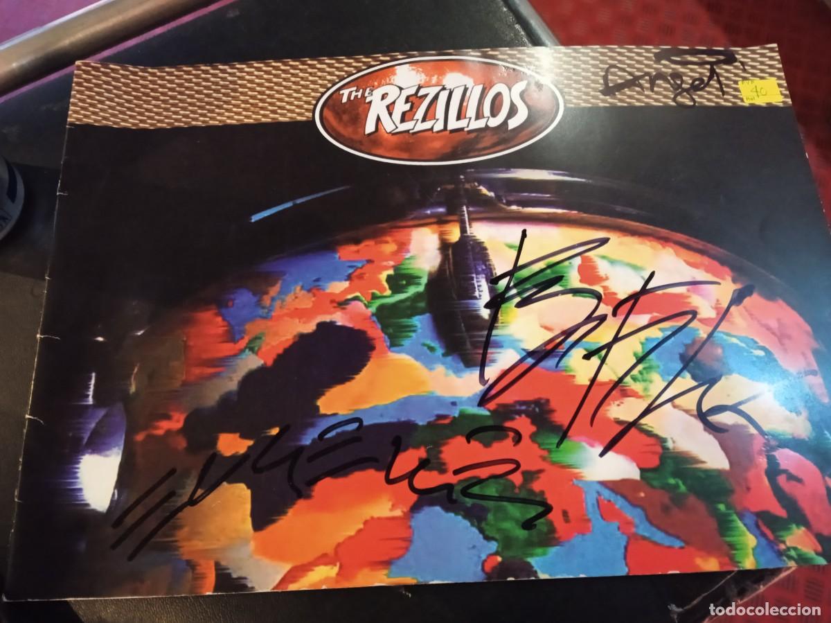 Libros antiguos: REZILLOS- PROGRAMA DE MANO DE GIRA. FIRMADO POR POR MIEMBROS DEL GRUPO.