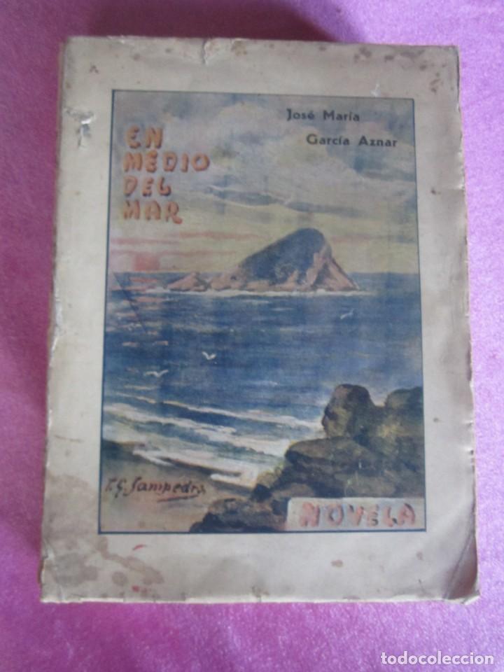 Libros antiguos: EN MEDIO DEL MAR. MAR&Iacute;A AZNAR DEDICADO POR AUTOR OVIEDO 1932 RARO P2 3