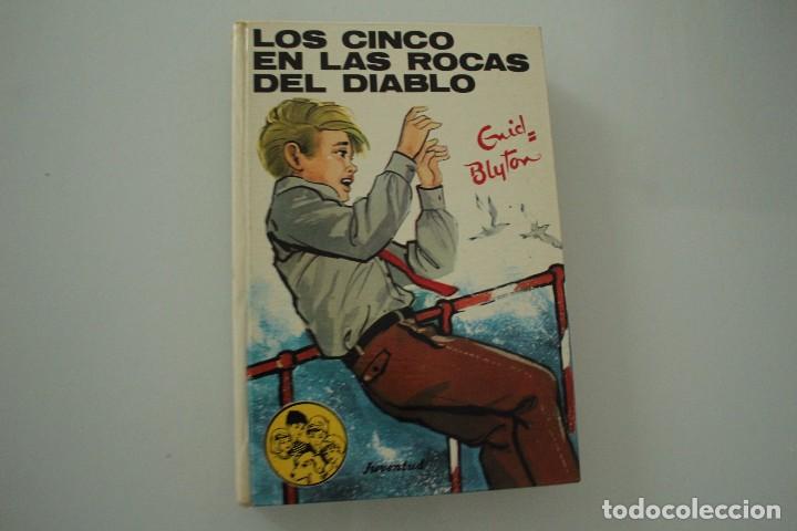 Libros antiguos: LOS CINCO EN LAS ROCAS DEL DIABLO - Foto 1