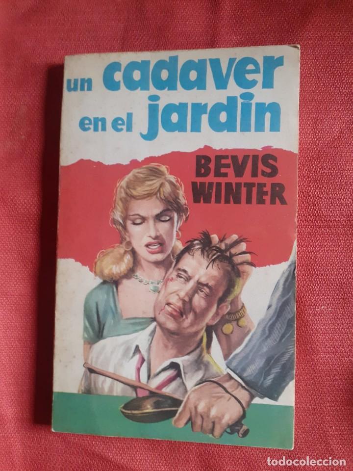 Libros antiguos: Novela un cad&aacute;ver en el jard&iacute;n - Foto 1