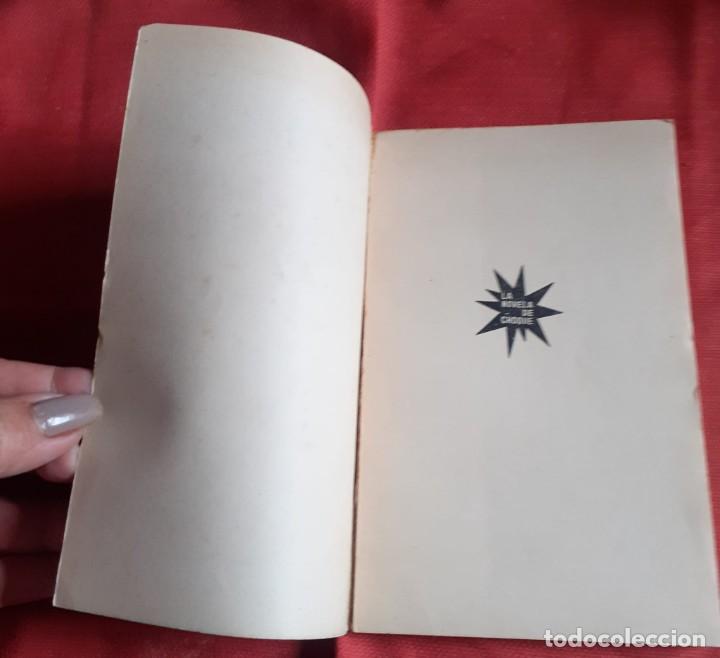 Libros antiguos: Novela un cad&aacute;ver en el jard&iacute;n - Foto 3