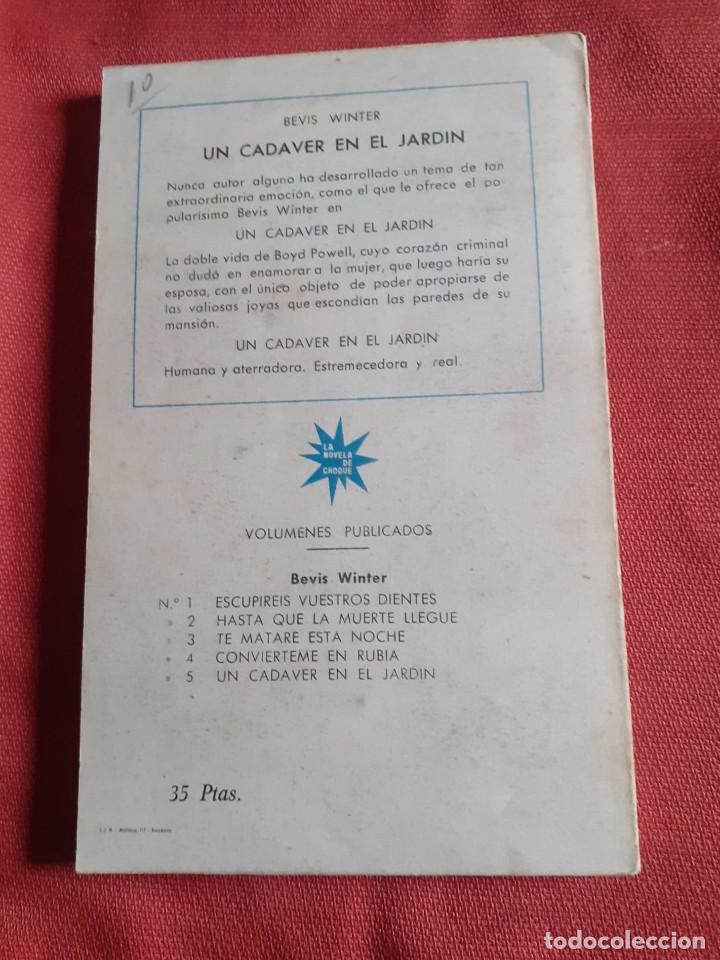 Libros antiguos: Novela un cad&aacute;ver en el jard&iacute;n - Foto 4