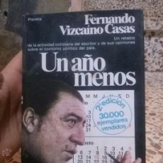 Libros antiguos: LIBRO UN AÑO MENOS DEL ESCRITOR FERNANDO VIZCAINO CASAS. Lote 51574509