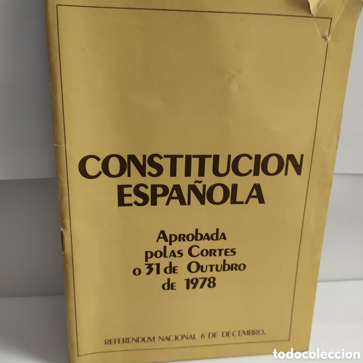 Libros antiguos: Constitucion espa&ntilde;ola. Aprobada polas cortes de 1978. - Foto 1