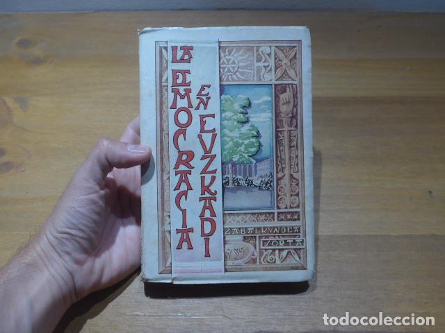 Libros antiguos: Antiguo libro La democracia en Euzkadi, de 1935, original. Euskadi, Pais Vasco.