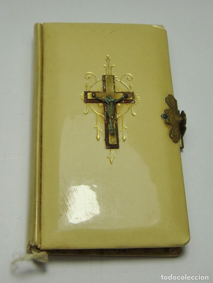 Libri antichi: Antiguo Devocionario Infantil. Libro 1&ordf; Comuni&oacute;n. Con cierre y canto dorado. 1945. Con grabados.