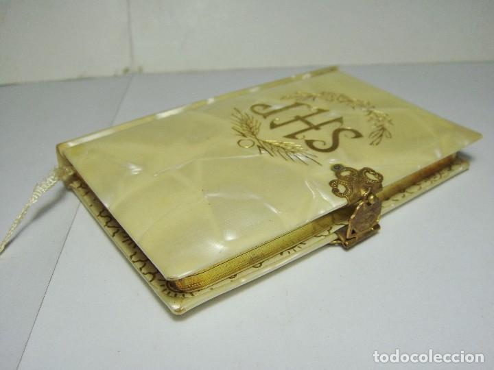 Libri antichi: Antiguo Devocionario Infantil. Libro 1&ordf; Comuni&oacute;n. Con cierre y canto dorado. 1945. Con grabados.