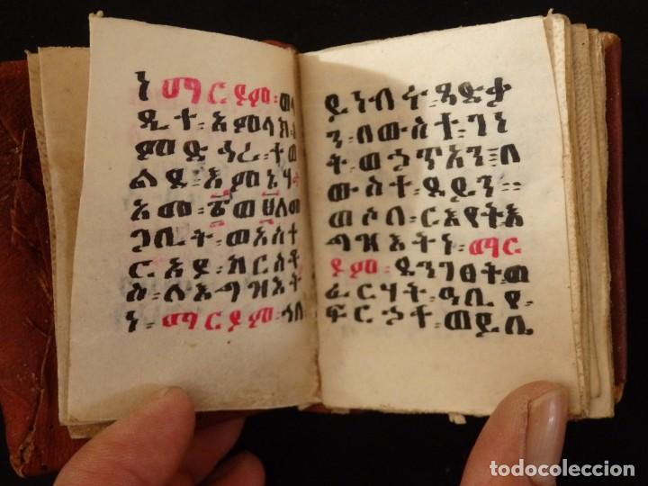 Livres anciens: Peques&iacute;sima biblia copta (8 x 6,5 cm) manuscrita sobre pergamino. Siglos XVI-XVIII.