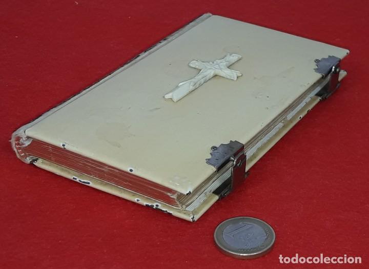 Libros antiguos: DEVOCIONARIO DE 1889 CON GRABADOS ILUMINADOS Y CRUZ DE HUESO AL CENTRO
