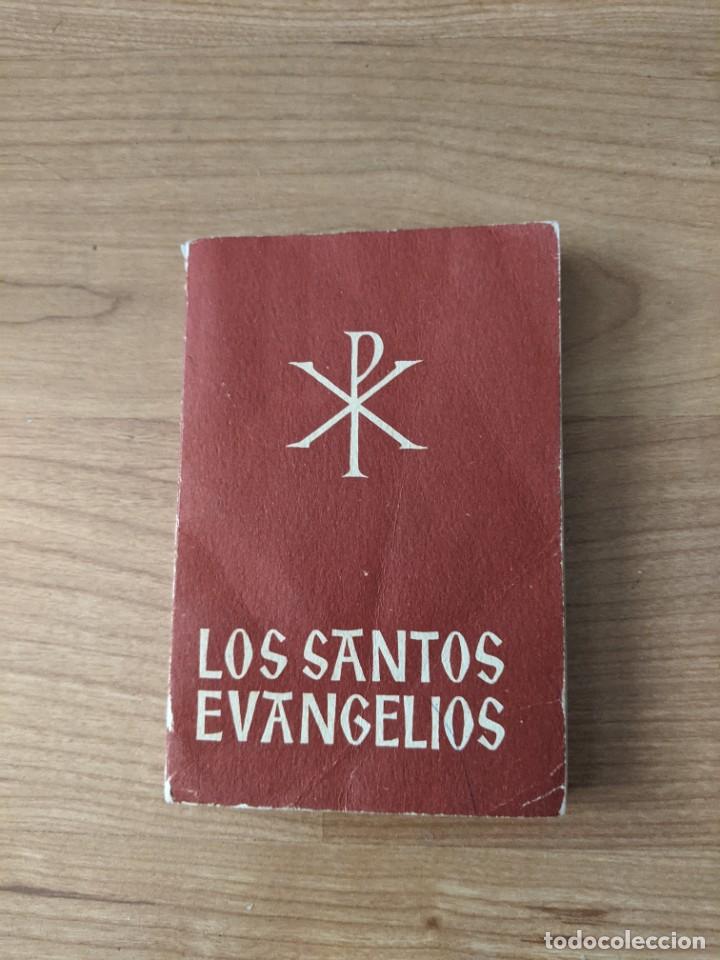 Libros antiguos: ANTIGUO LIBRITO &laquo;LOS SANTOS EVANGELIOS&raquo; VERSI&Oacute;N PETISCO - Foto 1