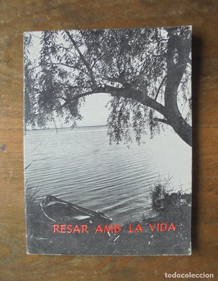 Libros antiguos: Resar amb la vida. La militant de JACF i la seva oraci&oacute; personal 1964 Publicacions J.A.C.F., Madrit