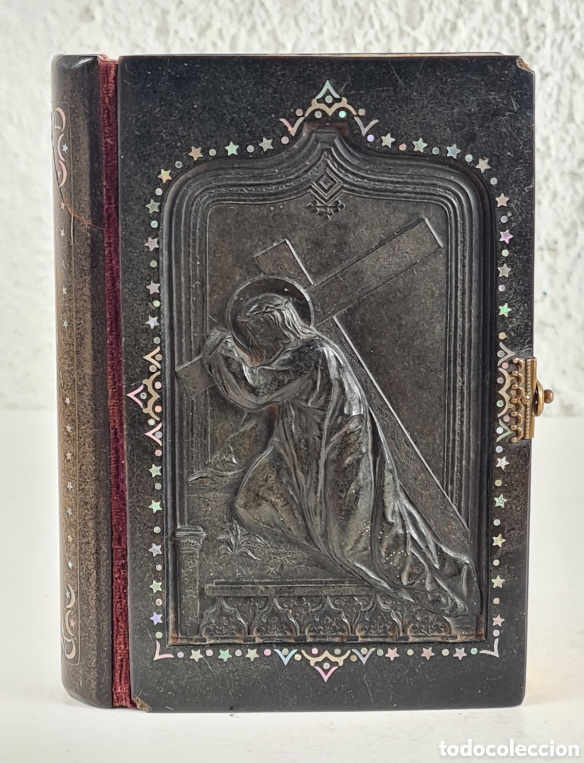 Libros antiguos: La Mujer Cat&oacute;lica Antiguo Devocionario Completo 1869 Relieve Jes&uacute;s con la Cruz Incrustaciones N&aacute;car