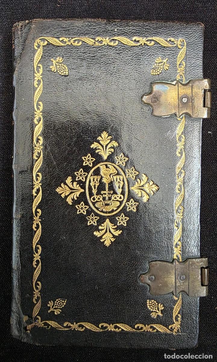 Libros antiguos: L.327 Oficium Omnium Sanctorum 1785 libro religioso antiguo con cierres met&aacute;licos