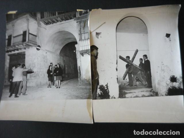 Libros antiguos: CHINCHON MADRID SEMANA SANTA 1967 PASION VIVIENTE HABITANTES OFICIOS 34 FOTOGRAFIAS 18 X 24 CM
