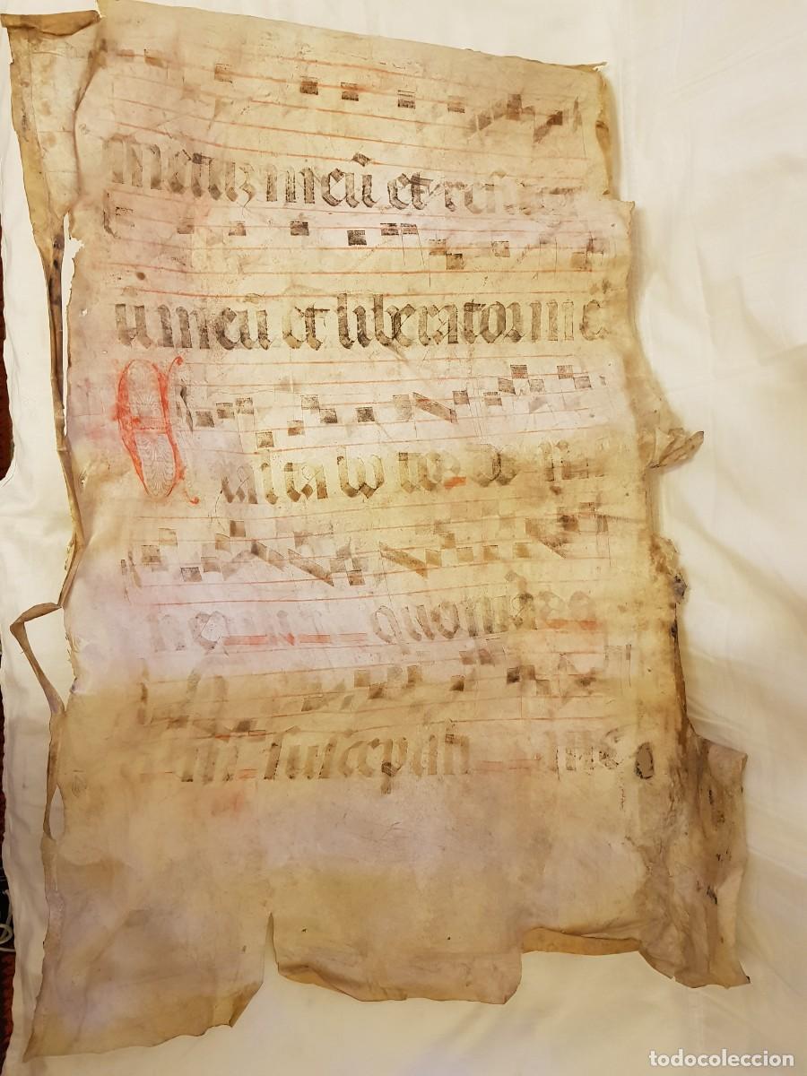 Libros antiguos: Hoja de pergamino. Cantoral religioso