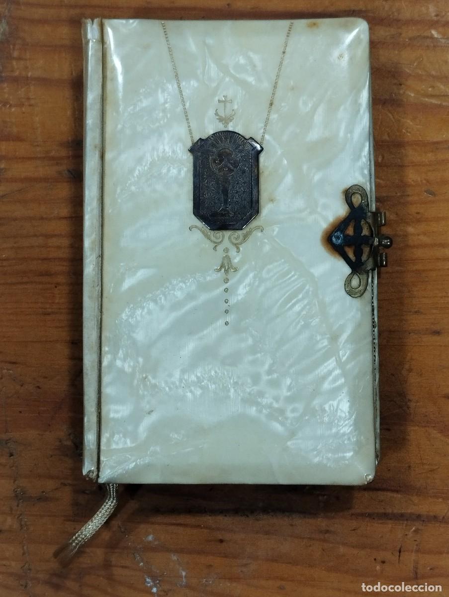 Libros antiguos: DEVOCIONARIO NACARADO DE LA PRIMERA COMUNI&Oacute;N &rdquo;RAMILLETE DE FLORES DIVINAS&rdquo;.