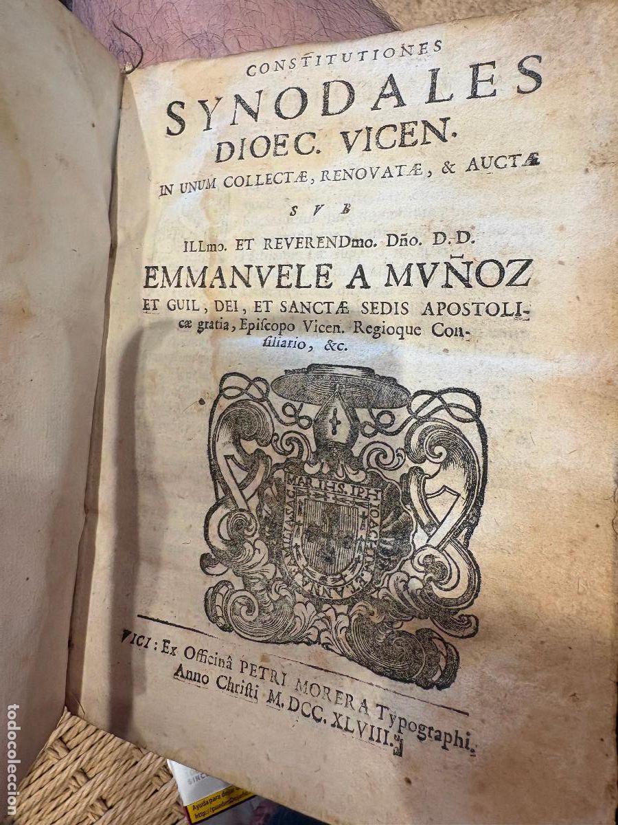 Livros antigos: Constitutiones Synodales Dioecesis Vicensis 1747 Barcelona Petrus Morera Libro pergamino