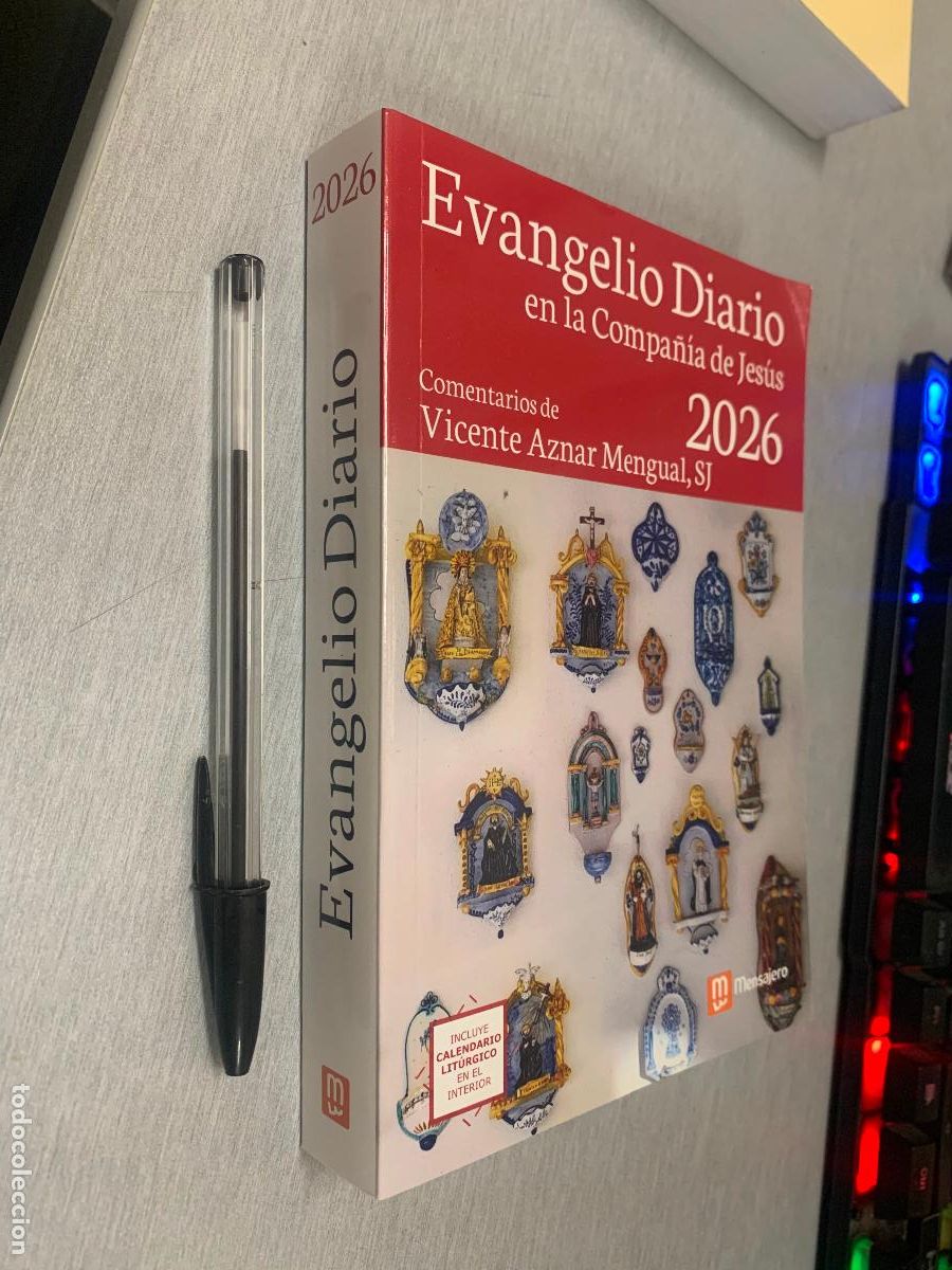 Libros antiguos: EVANGELIO DIARIO EN LA COMPA&Ntilde;&Iacute;A DE JES&Uacute;S 2026 / COMENTARIOS VICENTE AZNAR / ED. MENSAJERO 2025