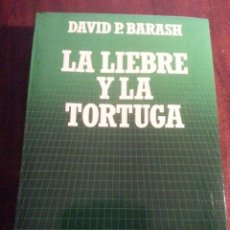 Libros antiguos: LA LIEBRE Y LA TORTUGA.- DAVID P. BARASH. Lote 47696365