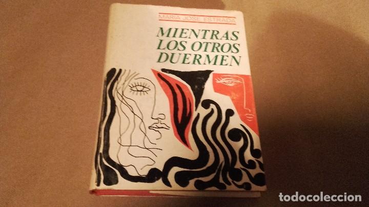 Antiquarische B&uuml;cher: MIENTRAS LOS OTROS DUERMEN MARIA JOSE ESTRADA