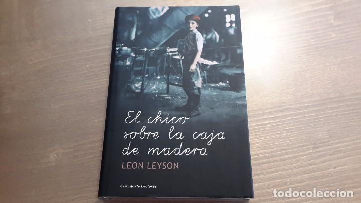 El chico sobre la caja de madera. león leyson - Vendido en Venta