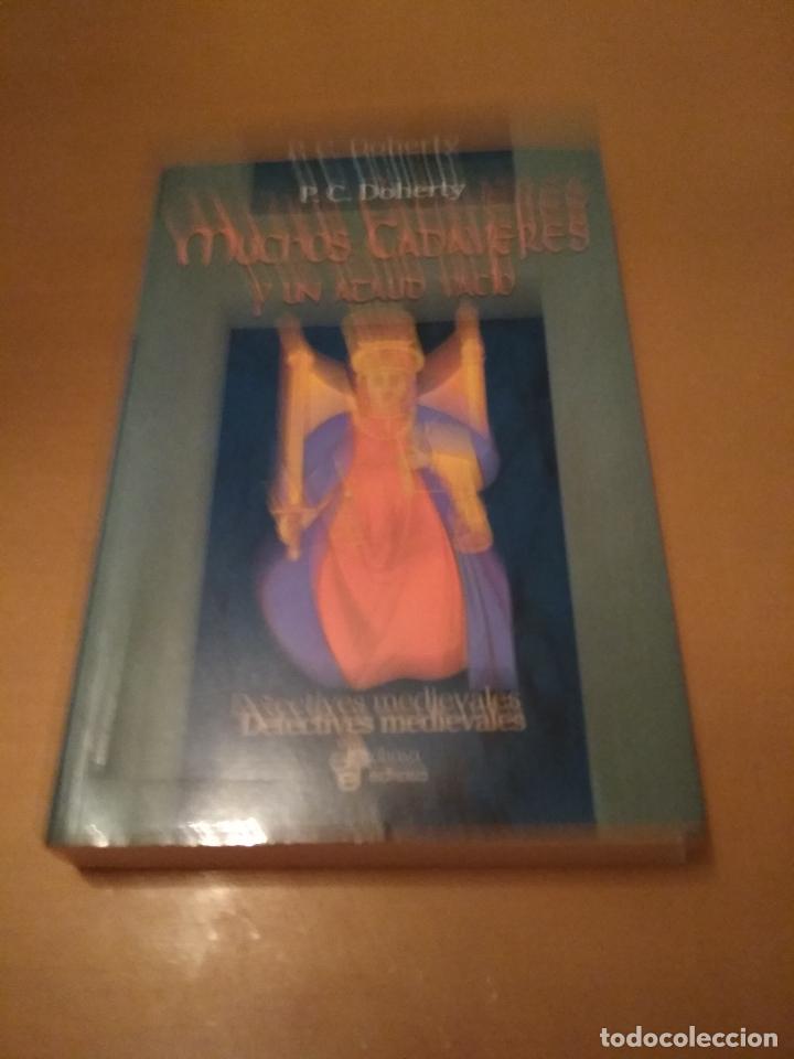 Libros antiguos: Muchos  cad&aacute;veres  y un ata&uacute;d vacio - Foto 1