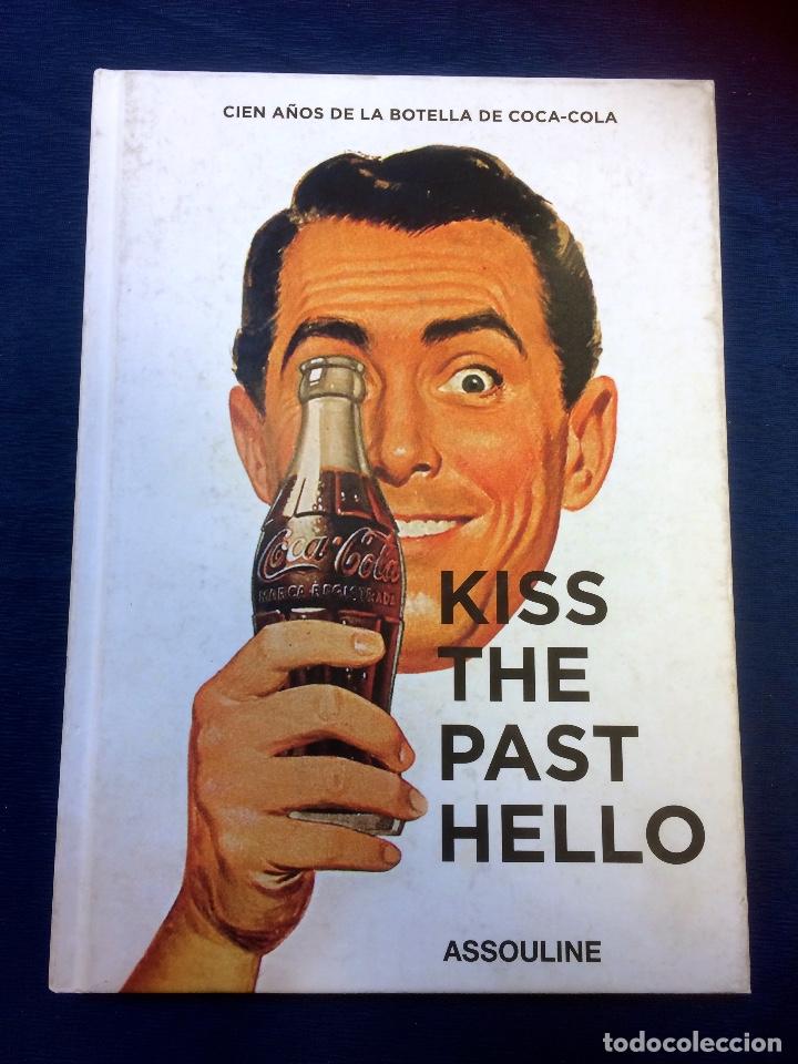 Libros antiguos: KISS THE PAST HELLO, CIEN A&Ntilde;OS DE LA BOTELLA COCA COLA - EDITORIAL ASSOULINE