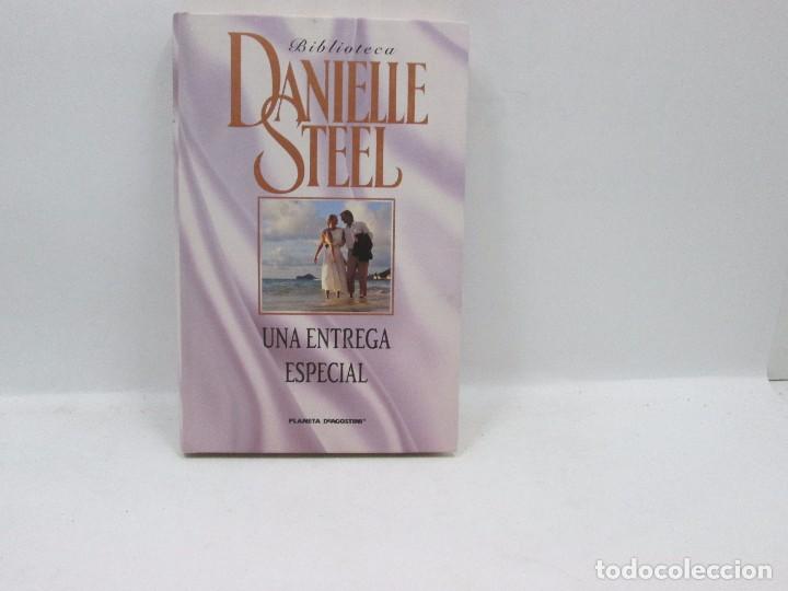 Libros antiguos: LIBRO - DANIELLE STEEL - UNA ENTREGA ESPECIAL - Foto 1