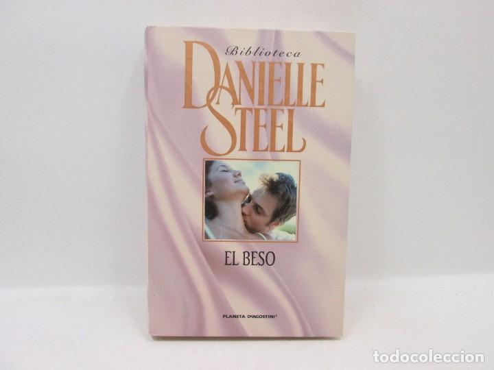 Libros antiguos: LIBRO - DANIELLE STEEL - EL BESO - Foto 1