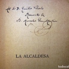 Libros antiguos: BERNARDO MORALES SAN MARTÍN. LA ALCALDESA. 1ª EDICIÓN. 1892. DEDICATORIA AUTOR. ESCASO. Lote 104425011