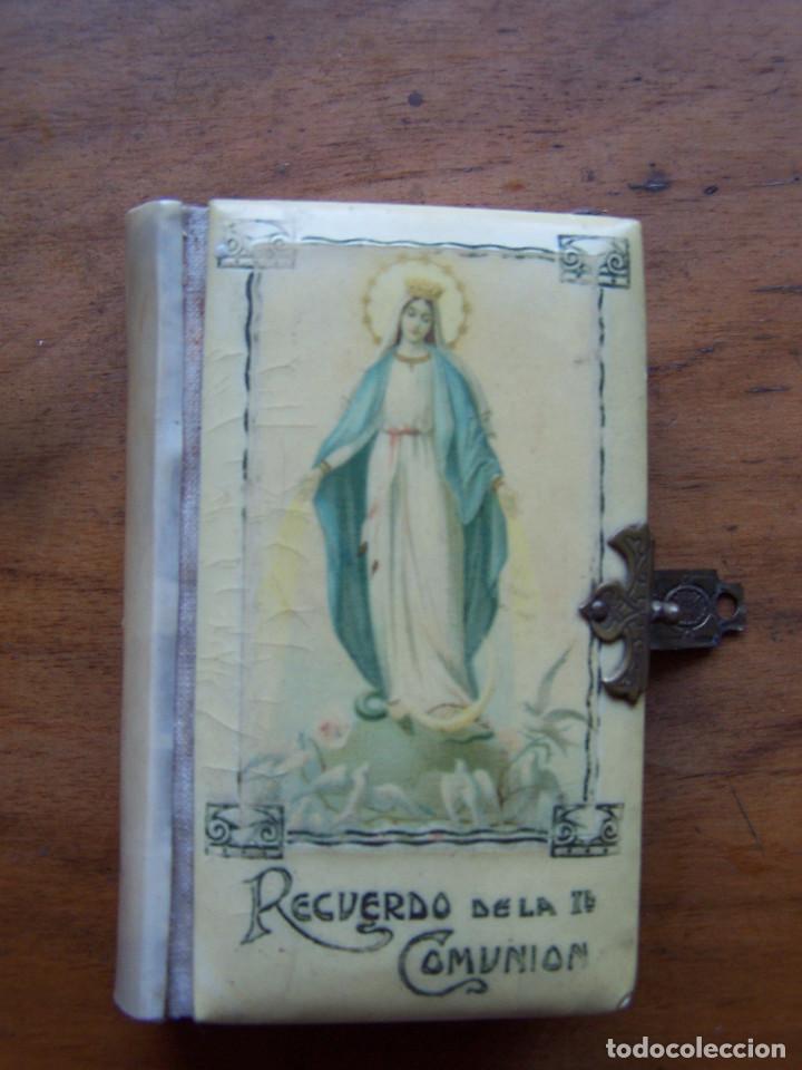 Libros antiguos: Libro de Primera Comuni&oacute;n. Tapas en pergamino barnizado. 1930. - Foto 1