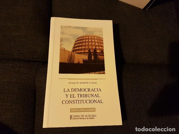Libros antiguos: La democracia y el Tribunal Constitucional - Foto 1