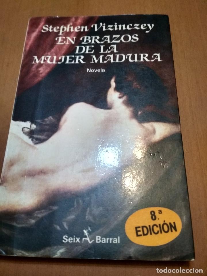 Libros antiguos: En brazos de la mujer madura - Foto 1