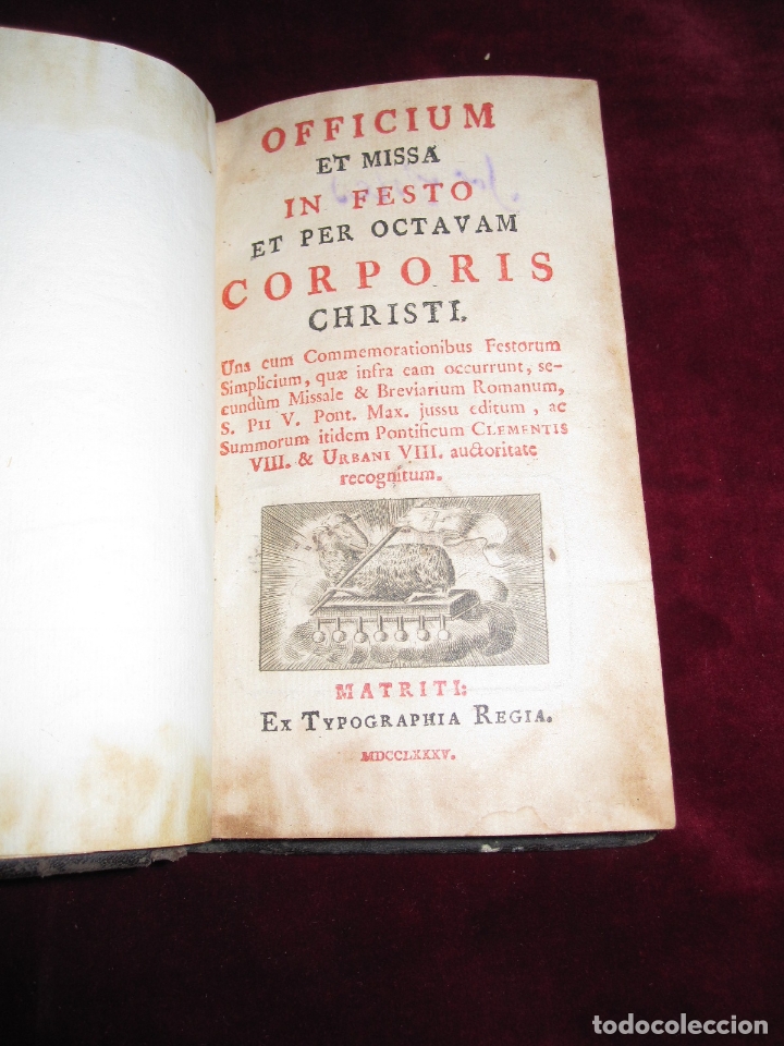 Antiquarische B&uuml;cher: OFICIO DE CORPUS.MARID TIPOGRAFIA REGIA 1785. ENCUADERNACI&Oacute;N CON CIERRES Y ESCUDO CARMELITA