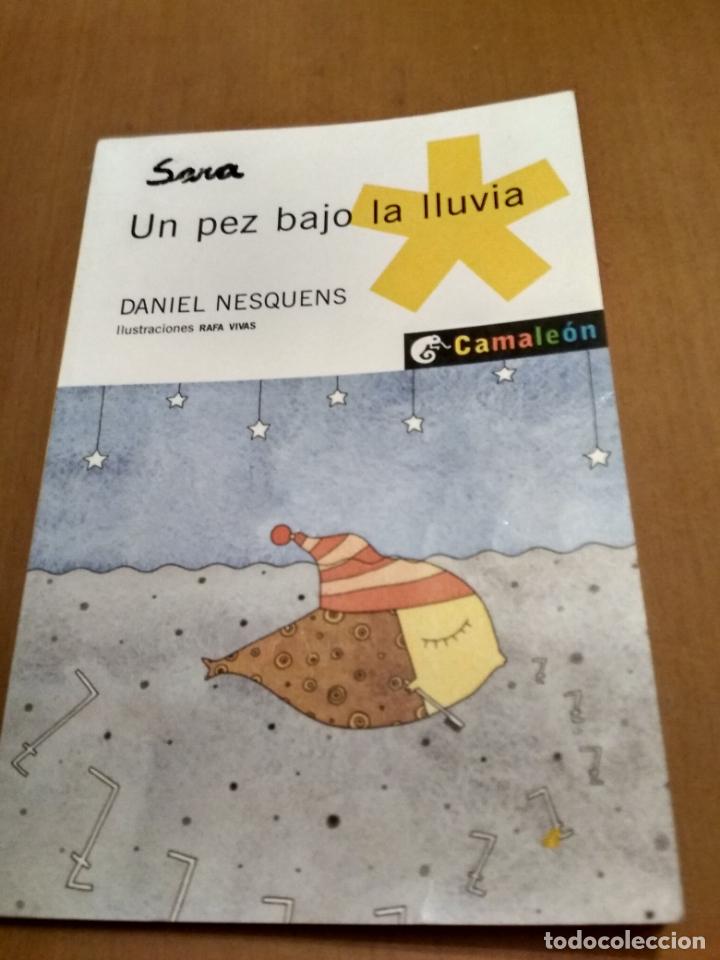 Libros antiguos: Un pez bajo la lluvia - Foto 1
