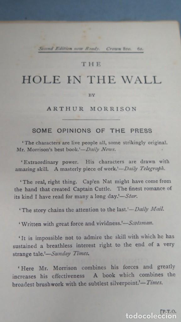 Libros antiguos: 1902.- THE HOLE IN THE WALL. MORRISON - Foto 2