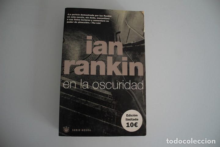 Libros antiguos: EN LA OSCURIDAD IAN RANKIN - Foto 1