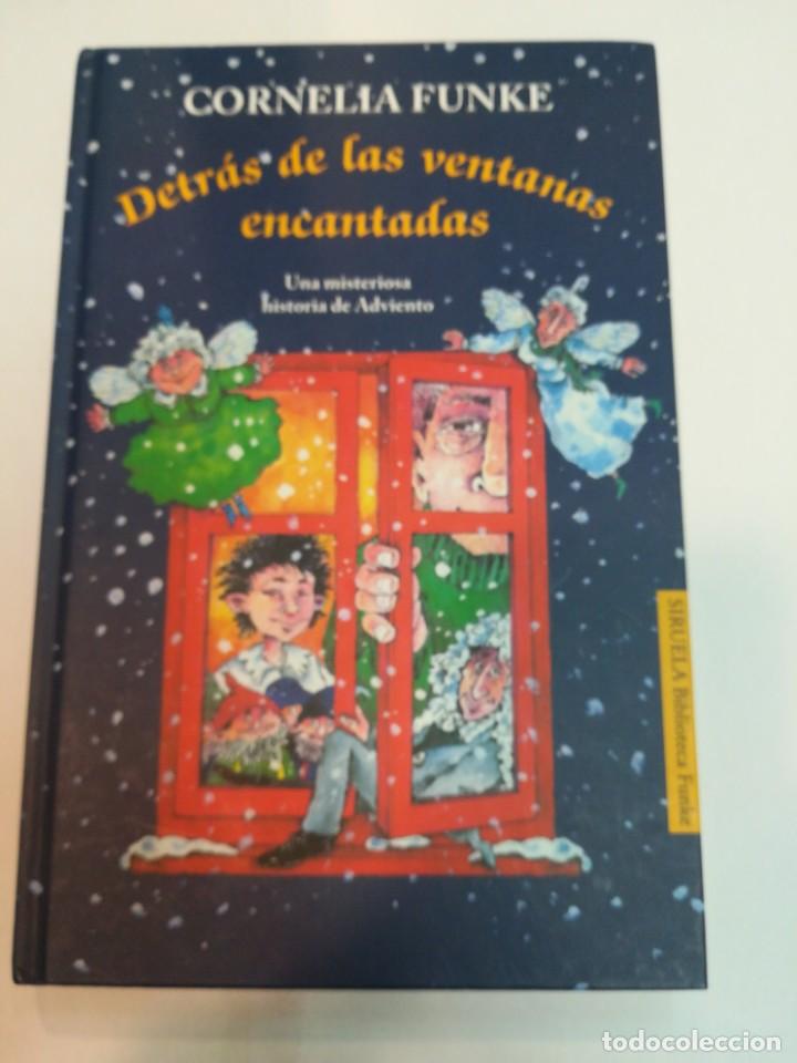 Libros antiguos: CORNELIA FUNKE Detr&aacute;s de las ventanas encantadas S388AT - Foto 1